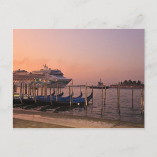 Postal Crucero y góndolas cerca del Gran Canal, Italia