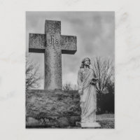 Crucifijo y ángel en blanco y negro 