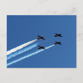 Postal cuatro aviones voladores con cielo azul de sendero