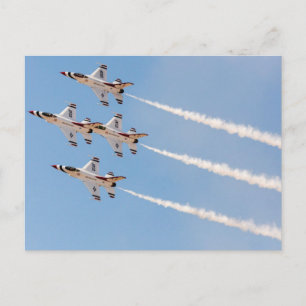Postal Cuatro Thunderbirds F-16 vuelan en formación cerca