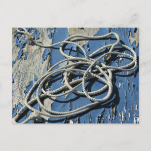 Postal cuerda blanca en un barco azul con pintura