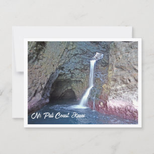 Postal Cueva y cascada a lo largo de la costa de NāPali,