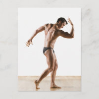 Culturista de sexo masculino que dobla y que