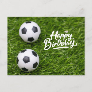 Postal Cumpleaños del fútbol con la pelota de césped verd