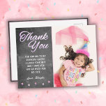 Postal Cute Chalkboard Girly Birthday Photo<br><div class="desc">Bonita foto de cumpleaños rosa color pizarra gracias a la postal. ¡Gracias a tu invitado por venir a la fiesta de cumpleaños de tu hijo! El diseño tiene un fondo de pizarra gris con estrellas rosas y una foto - insertar la foto en la plantilla. El texto está en blanco...</div>