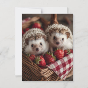 Postal Cute Hedgehogs buscando desde una cesta de fresas