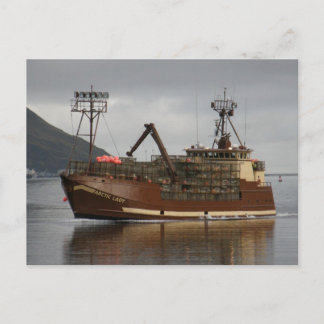 Postal Dama ártica, barco de cangrejo en puerto holandés,