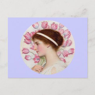 Postal Dama con vestido clásico con tulipanes rosados