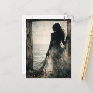 Postal Dama Fantasma en Casa de Playa Abandonada