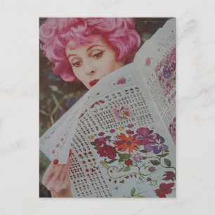Postal Dama Retro con Cabello Rosa de la Década de 1950