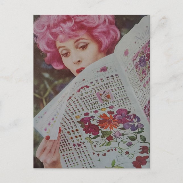 Postal Dama Retro con Cabello Rosa de la Década de 1950 (Anverso)