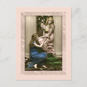 Postal Damas encantadoras junto a columnas victorianas