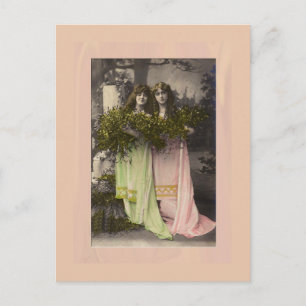 Postal Damas victorianas con flores en el poste del cemen