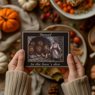 Postal Daniel de pie en el foso de los leones de paredes 