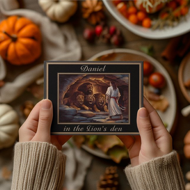 Postal Daniel parado en la cueva rocosa de los leones (Subido por el creador)
