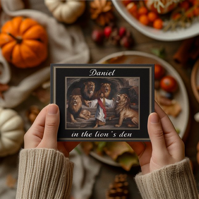 Postal Daniel parado en la escena dramática de los leones (Subido por el creador)