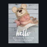 Postal de anuncio de nacimiento de bebé | ¡Hola<br><div class="desc">Tipografía de escritura blanca con la palabra "hola" diseño superpuesto de fotografía. Postal de anuncio de nacimiento de bebé con foto para un niño o chica. Elke Clarke © Otros colores y estilos disponibles en nuestra tienda en www.zazzle.com/monogramgallery.</div>