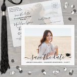 Postal De Anuncios 2 Graduación fotográfica guión moderno Guardar la<br><div class="desc">Comparte las alegres noticias de tu próxima fiesta de graduación, así como 2 fotos con estos minimalistas modernos y sencillos, salvo las invitaciones de postales de fecha. Todas las fotos y textos son simples de que el personalizar incluya el nombre del graduado, el año de clase, la escuela y otros...</div>