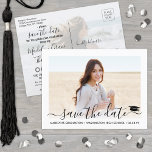 Postal De Anuncios 2 Graduación fotográfica guión moderno Guardar la<br><div class="desc">Comparte las alegres noticias de tu próxima fiesta de graduación, así como 2 fotos con estos minimalistas modernos y sencillos, salvo las invitaciones de postales de fecha. Todas las fotos y textos son simples de que el personalizar incluya el nombre del graduado, el año de clase, la escuela y otros...</div>