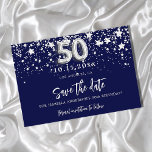 Postal De Anuncios 50 años estrellas de plata azul marino salvan la f<br><div class="desc">Una chica de moda salva la tarjeta de fecha para una fiesta de cumpleaños número 50. Un fondo azul marino. Decorada con estrellas falsas de plata. El texto: Save the Date se escribe con un gran guión de estilo escrito a mano. El número 50 se escribe con un tipo de...</div>