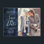 Postal De Anuncios Ahorro de fecha de foto de acuarela de agua azul m<br><div class="desc">Elegante y moderna tarjeta postal de ahorro de fecha para tu boda de azul marino. El fondo está hecho con hermosa acuarela. Puedes agregar tu propia foto de compromiso. Agrega la fecha de tu boda, ciudad y estado, sitio web, etc. Los textos son fácilmente personalizables en línea. ¡La personalización se...</div>