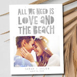 Postal De Anuncios Amor y la boda de fotos de la playa Salven la fech<br><div class="desc">Si estás planeando una boda en la playa con un presupuesto, tenemos la tarjeta postal perfecta para guardar la fecha. Nuestro diseño "Todo lo que necesitamos es amor y playa" presenta sus detalles de fotos y bodas de una manera hermosa y única. Esto ahorra la postal de cita es perfecta...</div>