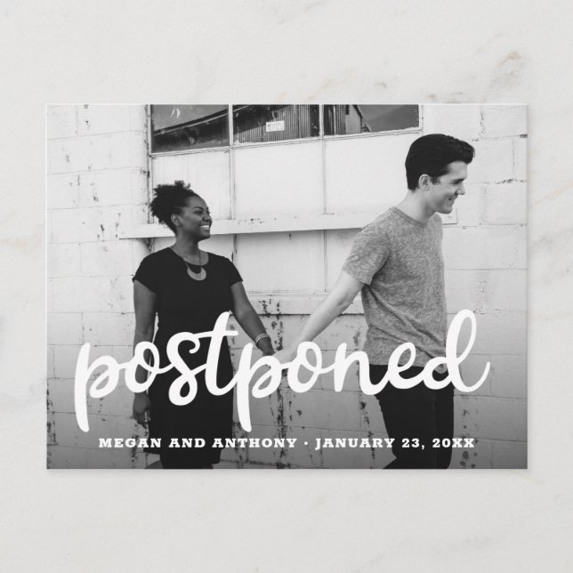 Postal De Anuncios Aplazamiento de Boda con Foto y Letra Moderna Grue (Anverso)
