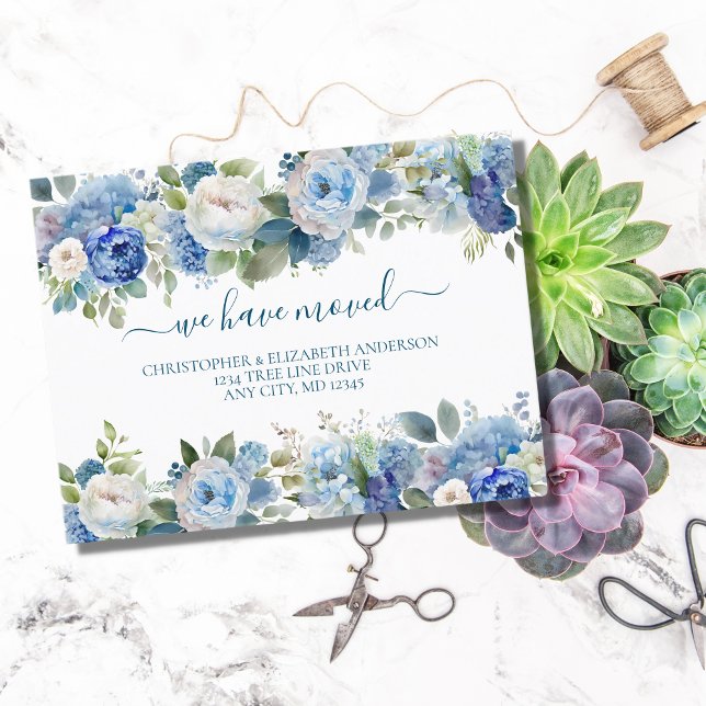 Postal De Anuncios Azul Blanco Floral Flores Script Moving  (Subido por el creador)