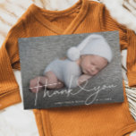 Postal De Anuncios Baby Photo Gracias Script Heart Birth<br><div class="desc">Esta elegante y elegante tarjeta postal de invitación de la plantilla de natación fotográfica incluye una foto de su bebé recién nacido o chica, un mensaje personalizado que puede ser personalizado, texto tipográfico con letras a mano que dice "Gracias" con un corazón entre las palabras. Personalizar este producto agregando el...</div>