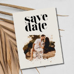 Postal De Anuncios Beach Destination Wedding Photo Save the Date<br><div class="desc">No sacrificar el estilo cuando en un presupuesto con esta moderna foto de la boda de destino de playa Guardar las postales de la fecha. Con un diseño de tipografía simple y moderno y tu foto de compromiso favorita, estas fechas ahorran el tono para tu próxima boda en la playa....</div>