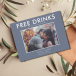 Postal De Anuncios Beber gratis Boda azul invernal ahorrar fechas<br><div class="desc">Guarda las postales de citas que son para la pareja divertida que no puede esperar para compartir su cita con su familia y amigos. Foto moderna "Bebidas gratis (y nos vamos a casar) diseño en azul y blanco invernal es personalizado con tu foto, nombres, fecha de boda y ubicación. Agregue...</div>