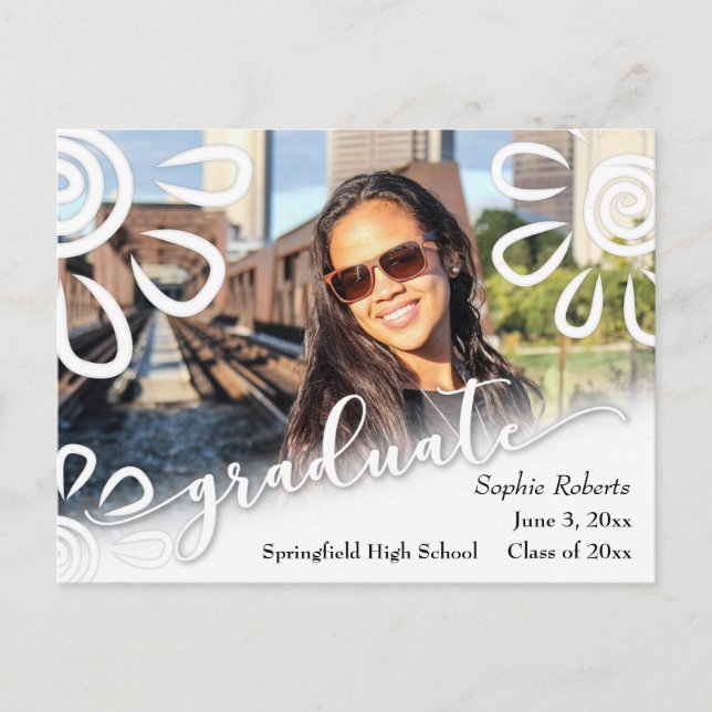 Postal De Anuncios Blanco sobre Floral Blanco con Foto de Graduación (Anverso)