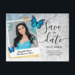 Postal De Anuncios Blue Gold Watercolor Quince Foto Guardar fecha<br><div class="desc">Las opciones de oro y plata disponibles en estas elegantes quinceañeras azules de mariposa ahorran las postales de fecha. Las acuarelas rústicas creadas por Raphaela Wilson ilustran dos grandes mariposas monarcas azules con sutiles diseños de alas florales rosas, combinadas con confetti de mariposa dorada. Una textura rústica de piedra gris...</div>