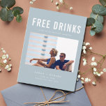 Postal De Anuncios Boda Blue Save the Fates bebes gratis<br><div class="desc">Estas tarjetas postales de citas son para la pareja divertida que no puede esperar para compartir su cita de boda con su familia y amigos. Foto moderna "Bebidas gratis (y nos vamos a casar) de azul es personalizada con tu foto, nombres, fecha de boda y ubicación. Agregue la dirección de...</div>
