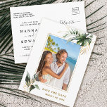 Postal De Anuncios Boda De Foliage Tropical Foto Oro Guardar La Fecha<br><div class="desc">Esta boda salva la postal de fecha con monastera acuarela,  hojas de palmera,  hojas de plátano,  hojas tropicales exóticas y hojas de oro falsas con un marco rectangular de oro falso. Es perfecto para una boda tropical,  playa,  verano o destino.</div>