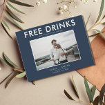 Postal De Anuncios Boda de la marina con bebidas gratis salva las fec<br><div class="desc">Guarda las postales de citas que son para la pareja divertida que no puede esperar para compartir su cita con su familia y amigos. Foto moderna "Bebidas gratis (y nos vamos a casar) diseño en azul marino y blanco es personalizado con tu foto, nombres, fecha de boda y ubicación. Agregue...</div>