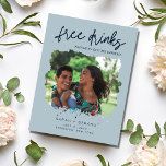 Postal De Anuncios Boda divertida de bebidas gratis salva la fecha<br><div class="desc">Estas tarjetas postales de citas son para la pareja divertida que no puede esperar para compartir su cita de boda con su familia y amigos. Foto moderna "Bebidas gratis (y nos vamos a casar) de azul es personalizada con tu foto, nombres, fecha de boda y ubicación. Agregue la dirección de...</div>