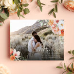 Postal De Anuncios Boda floral Primavera Peach Save the Date Photo<br><div class="desc">Una elegante boda fotográfica ahorra las tarjetas de invitación de fecha perfectas para el tema de la boda de primavera. Presenta una acuarela intrincada, florida y botánica en tonos melocotón, blanco y rosa. También tiene dos monogramas en la parte trasera y un sitio web boda para que usted lo personalize....</div>