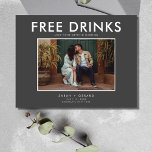 Postal De Anuncios Boda fotográfica con bebidas gratis divertidas sal<br><div class="desc">Guarde las postales de citas perfectas para la pareja divertida que no puede esperar para compartir su cita con su familia y amigos. Foto moderna "Bebidas gratis (y nos estamos casando) diseño en gris es personalizado con tu foto, nombres, fecha de boda y ubicación. Agregue la dirección de devolución y...</div>