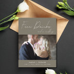 Postal De Anuncios Boda fotográfica con bebidas gratis divertidas sal<br><div class="desc">Estas tarjetas postales de citas son para la pareja divertida que no puede esperar para compartir su cita de boda con su familia y amigos. Con un toque de humor y un toque de modernidad, estas tarjetas son perfectas para las parejas que les encanta pasar un poco de diversión en...</div>