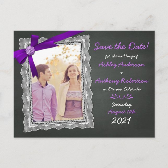 Postal De Anuncios Boda fotográfica de Chalkboard Purple Bow Salva la (Anverso)