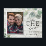 Postal De Anuncios boda fotográfico botánico eucalipto de madera blan<br><div class="desc">Guión moderno eucalipto boda de foto botánica salvar la postal de fecha. Elegante y elegante diseño moderno. respaldo de madera blanca</div>