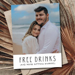 Postal De Anuncios Boda fotográfico moderno bebidas gratis salvan la<br><div class="desc">Boda fotográfica moderna salva las postales de citas en un diseño divertido que dice - "Bebidas gratis (y nos vamos a casar)". Añada una foto al frente y otra al fondo junto con los detalles de su boda. Contáctame a través del botón de abajo si necesitas ayuda, me encantaría ayudarte....</div>