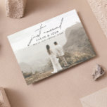 Postal De Anuncios Boda Minimalista moderno solo casado<br><div class="desc">Empieza tu feliz eternidad después con una moda y moderna invitación boda que cuenta tu historia de amor de la manera más bella. Este diseño presenta una foto boda horizontal (horizontal) en la parte delantera, con un mensaje dulce en la parte posterior. El diseño minimalista y elegante es perfecto para...</div>