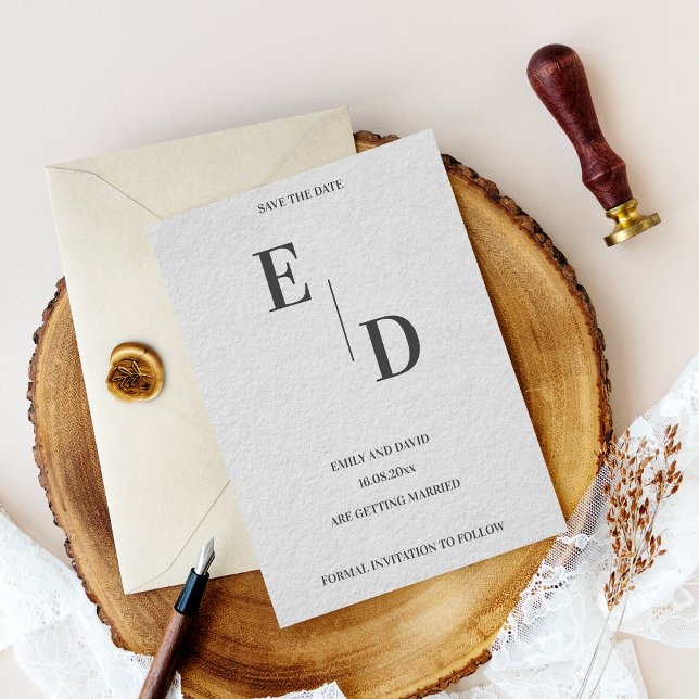 Postal De Anuncios Boda Moderna Monograma Negro Blanco Guardar la Fec (Modern Monogram Black White Wedding Save The Date Announcement Postcard)