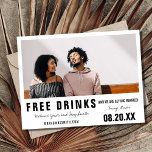 Postal De Anuncios Boda moderno de fotografía divertida y gratuita<br><div class="desc">Boda divertida salva las postales de fecha - envíelas a la familia y amigos pidiéndoles que reserven su cita con su boda. Diseño "Bebidas gratis" en blanco y negro (y nos vamos a casar). Personalizar con su foto,  nombres,  ubicación del boda,  fecha del boda y sitio web del boda.</div>
