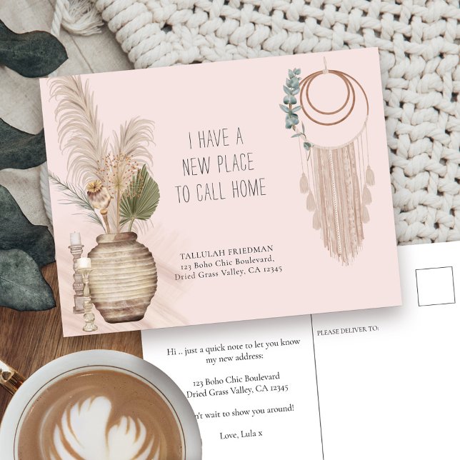 Postal De Anuncios Boho Chic Nuevo Lugar para Llamar Hogar Mudanza (Boho moving announcement postcard with macrame wallhanging, pampas and dried palm)