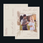 Postal De Anuncios Boho Pampas Boda de fotos de hierba salva la fecha<br><div class="desc">La boda inspirada en el boho salva las postales de fecha en un pasto de pampas y un diseño de color natural, perfecto para la pareja de espíritu libre que está planeando un boda bohemio. Personalizar con la foto y los detalles del boda. Si necesita ayuda o tiene una solicitud...</div>