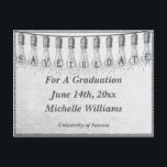 Postal De Anuncios Bombilla de Edison para graduación, guarde la fech<br><div class="desc">¡Felicidades a usted o a su graduado! Envíe una postal de graduación para guardar la fecha a su familia y amigos. El diseño de arte gráfico inspirado en el estilo retro vintage cuenta con una cadena de bombillas de vidrio transparente antiguas de Edison. Dentro de las bombillas, el texto dice:...</div>