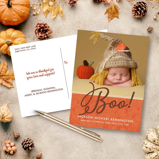 Postal De Anuncios Caída de Halloween otoño bebé foto (Cute Halloween Fall Autumn Baby Birth Photo Announcement Postcard)